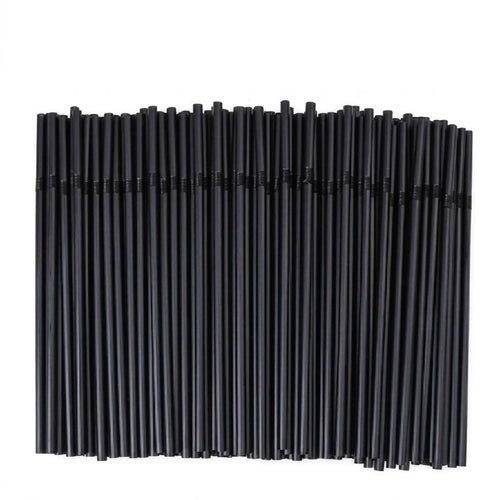 Schwarze flexible Trinkhalme mit Knick auf weißem Hintergrund